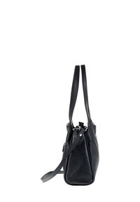 Borsa a mano in pelle nera con finitura testurizzata, dotata di due manici e di una tracolla removibile. Chiusura con zip sulla parte superiore.