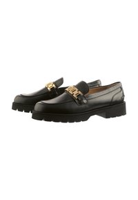 Sorte læder loafers med guld kæde hardware detaljer, rund tå, polstret sål og tyk gummisål. Glat tekstur og klassisk design.