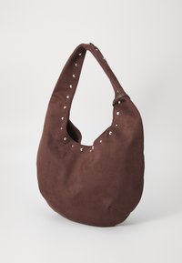 Sac hobo en suede marron avec une forme courbe, une grande ouverture et des rivets en argent décoratifs le long du bord de la sangle.