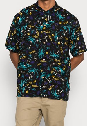 Chemise noire à manches courtes boutonnée avec des palmiers bleus, des fleurs jaunes et des textes comme "Good Things" et "Summer Madness."