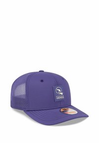 Lila Kappe mit Mesh-Seitenpanels, flachem Schirm und einem quadratischen Logo-Patch mit einem Wikingerhelm. Der Stoff ist glatt und hat ein strukturiertes Design.