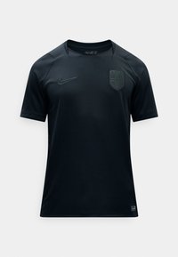 Μαύρο αθλητικό μπλουζάκι με κοντά μανίκια, με διακριτικές κάθετες ρίγες, το λογότυπο της Nike στο δεξί στήθος και έμβλημα ασπίδας στο αριστερό στήθος.