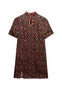 Robe à manches courtes avec une base noire, ornée d'un motif de fleurs rouges et jaunes. Encolure à clé avec bord orange. Ourlet fendu.