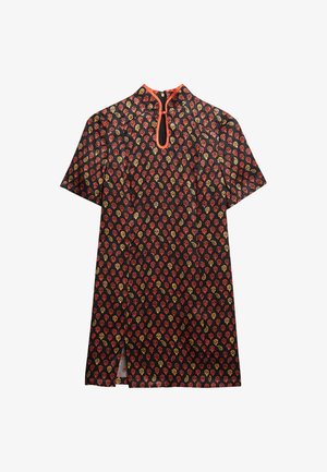 Abito a maniche corte con base nera, caratterizzato da un motivo di fiori rossi e gialli. Scollo a chiave con bordino arancione. Orlo spaccato.