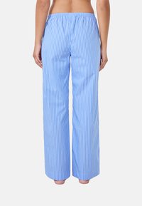 Lichtblauwe gestreepte brede broek met een elastische tailleband. Kenmerkt zich door verticale witte strepen, een gladde textuur en een casual pasvorm.