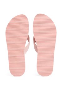 Tălpi de flip-flop-uri roz din cauciuc, cu dungi verticale texturate și numele brandului embosat, prezentând bretele late din material potrivit.
