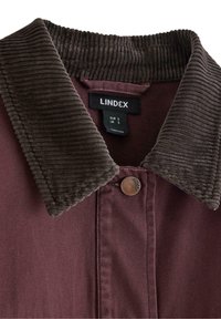 Burgundská bunda s kordovým límcem, vybavená knoflíkovým zapínáním a štítkem s nápisem "LINDEX," navržená pro stylový vzhled.