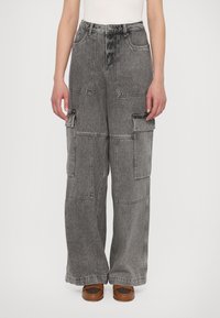Grå denim cargo bukser med vid benkjæring, flere nyttige lommer og høy midje-design. Glatt tekstur med lett falming.