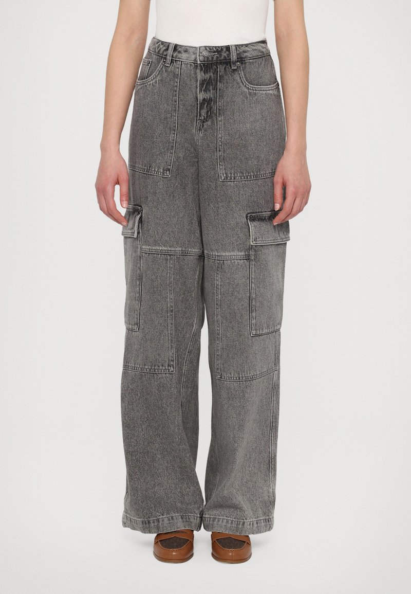 Grå denim cargo bukser med vid benkjæring, flere nyttige lommer og høy midje-design. Glatt tekstur med lett falming.