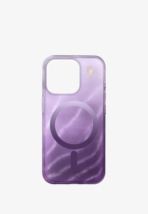 Gennemsigtig lilla telefoncover med en cirkulær MagSafe-ring og en stor kameraskæring, med en lille gylden "Ideal of Sweden"-logo.