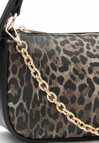 Sac à main imprimé léopard avec une texture douce, des accents en cuir noir et une bandoulière en chaîne métallique dorée. Fermeture zippée en haut.