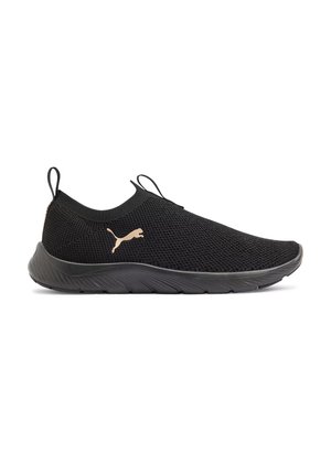 Schwarzer slip-on Sportschuh mit gestricktem Obermaterial, flexiblem Sohlenboden, Zuglaschen und goldenem Puma-Logo an der Seite, in Seitenansicht dargestellt.