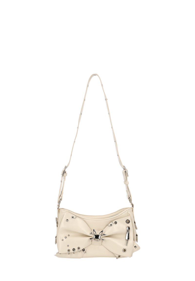 Krämfärgad läderhandväska med rosettdesign, silverdetaljer, nitar och en dragkedjeficka. Har en justerbar rem.