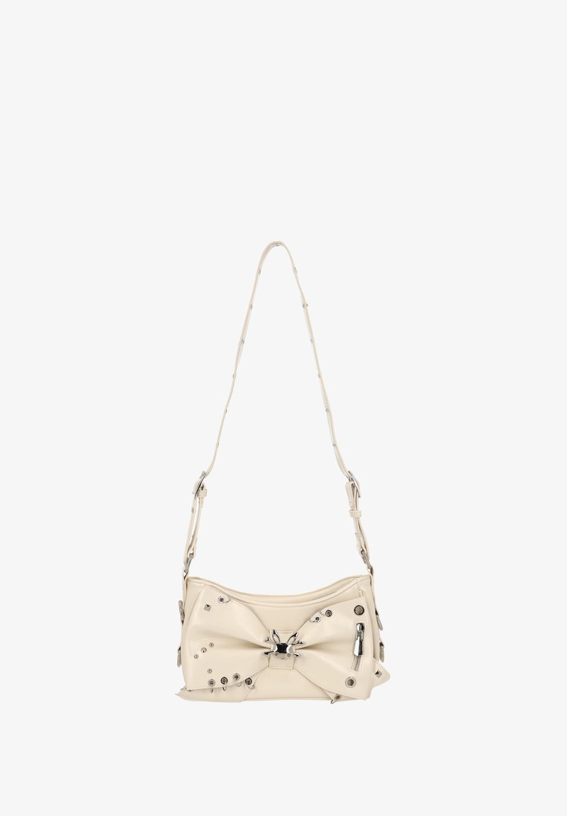 Krémová kožená kabelka s mašlí, stříbrným kováním, nýty a kapsou na zip. Má jeden nastavitelný popruh.