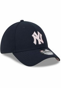 Marineblaues Baseball-Cap mit gebogenem Schirm, ausgestattet mit einem erhobenen, pinkfarbenen, gestickten Logo auf der Vorderseite und einem Größenaufkleber auf dem Schirm.