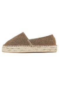 Bruine geweven espadrille met een ronde neus, juten touwzool en een gestructureerde bovenkant. Casual instapontwerp zonder versieringen.