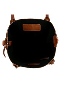 Bruine leren handtas met een ritssluiting, voorzien van een zwarte stoffen binnenkant, een klein ritsvak en een vlak binnenpaneel.