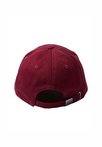 Rød baseballcap lavet af bomuld med en struktureret design. Har en justerbar rem og ventilationsåbninger på siderne for åndbarhed.