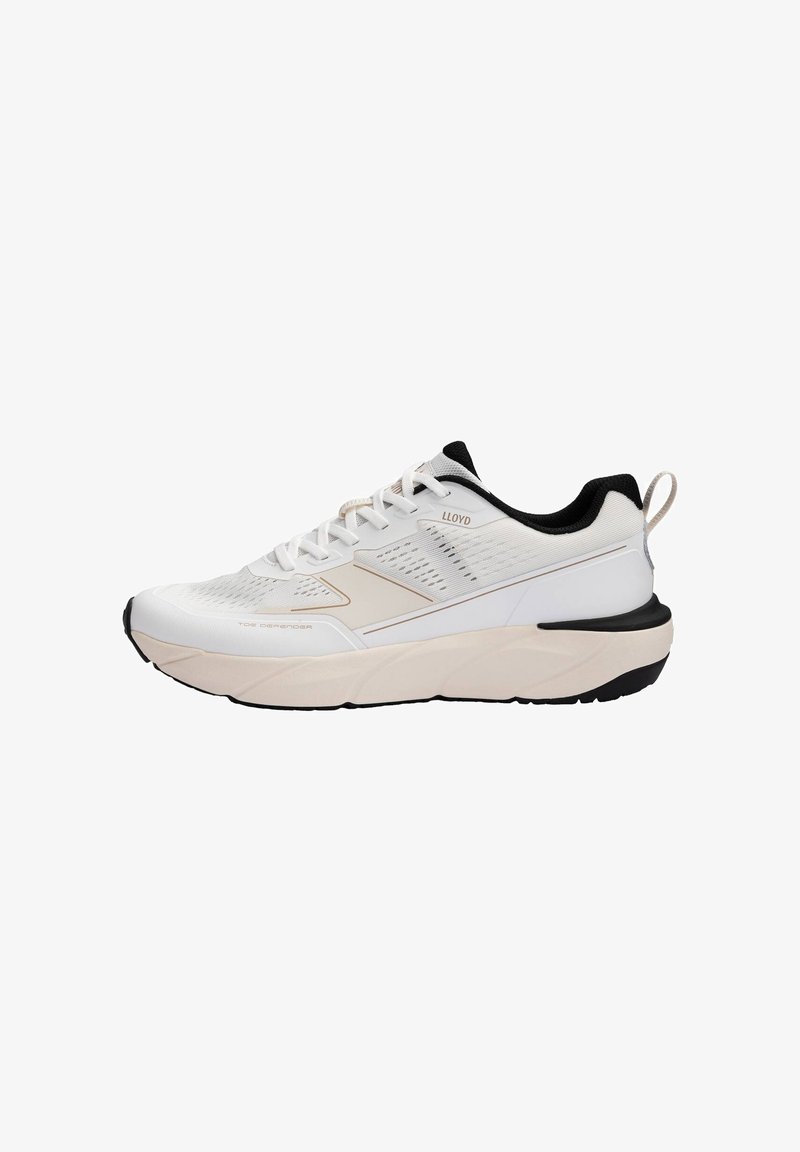 Zapatilla deportiva blanca con detalles beige, forro interior negro, cierre de cordones y suela gruesa acolchada diseñada para brindar comodidad y soporte.