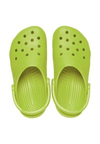 Zuecos de plástico verde con parte superior perforada para ventilación, plantilla acanalada para agarre y correa trasera para un ajuste seguro.