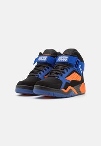 Baskets montantes avec une tige en daim noir et en maille, accents bleus et orange, col rembourré et une sangle Velcro avec le logo "FOCUS".