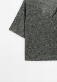 Ciemnoszary t-shirt z krótkim rękawem wykonany z miękkiego, teksturowanego materiału, z szerokim dekoltem i luźnym krojem.