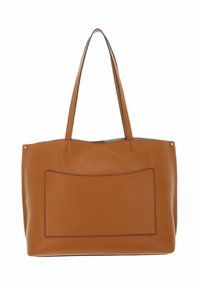 Sac fourre-tout en cuir marron avec deux bretelles, grande poche avant, texture granuleuse et couture contrastante le long des bords.