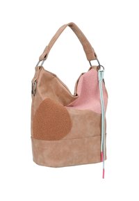 Borsa a tracolla in suede marrone chiaro con manico largo, toppa di texture rosa e marrone scuro, e un cordino blu chiaro appeso con punte rosa.