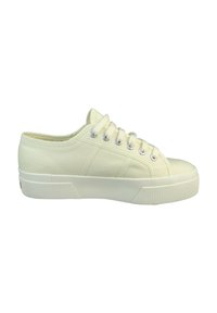 Sneaker z płótna w kolorze off-white, z teksturowaną cholewką, okrągłym noskiem, sześcioma oczkami z srebrnymi elementami oraz gumową podeszwą z wzorowanym chwytem.