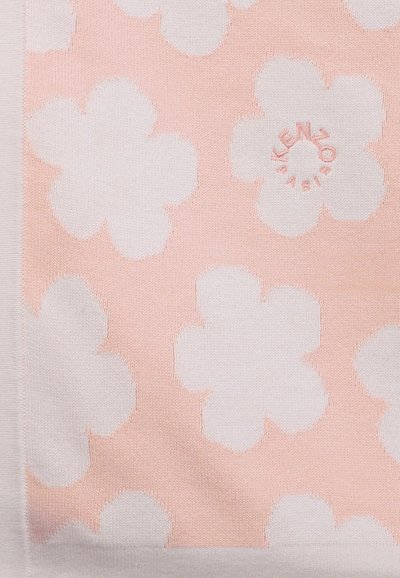 Tessuto rosa con grandi motivi floreali bianchi, texture morbida e un piccolo logo in rilievo al centro in basso.