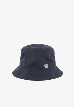 Granatowy kapelusz z daszkiem typu bucket z przeszywanymi szwami i małym kwadratowym metalowym logo z boku.