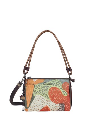 Piccola borsa rettangolare con motivi astratti multicolori, manico doppio superiore sottile e piccolo charm laterale attaccato vicino alla cerniera.