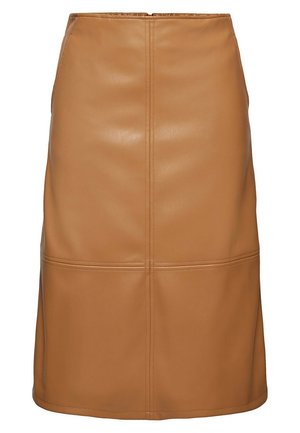 Jupe midi en simili cuir beige avec des détails de coutures verticales et horizontales visibles, coupe droite et texture lisse.