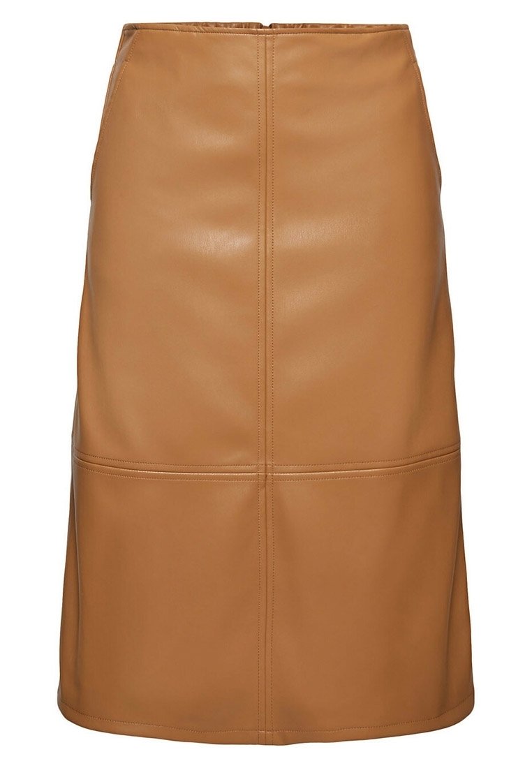 Jupe midi en simili cuir beige avec des détails de coutures verticales et horizontales visibles, coupe droite et texture lisse.