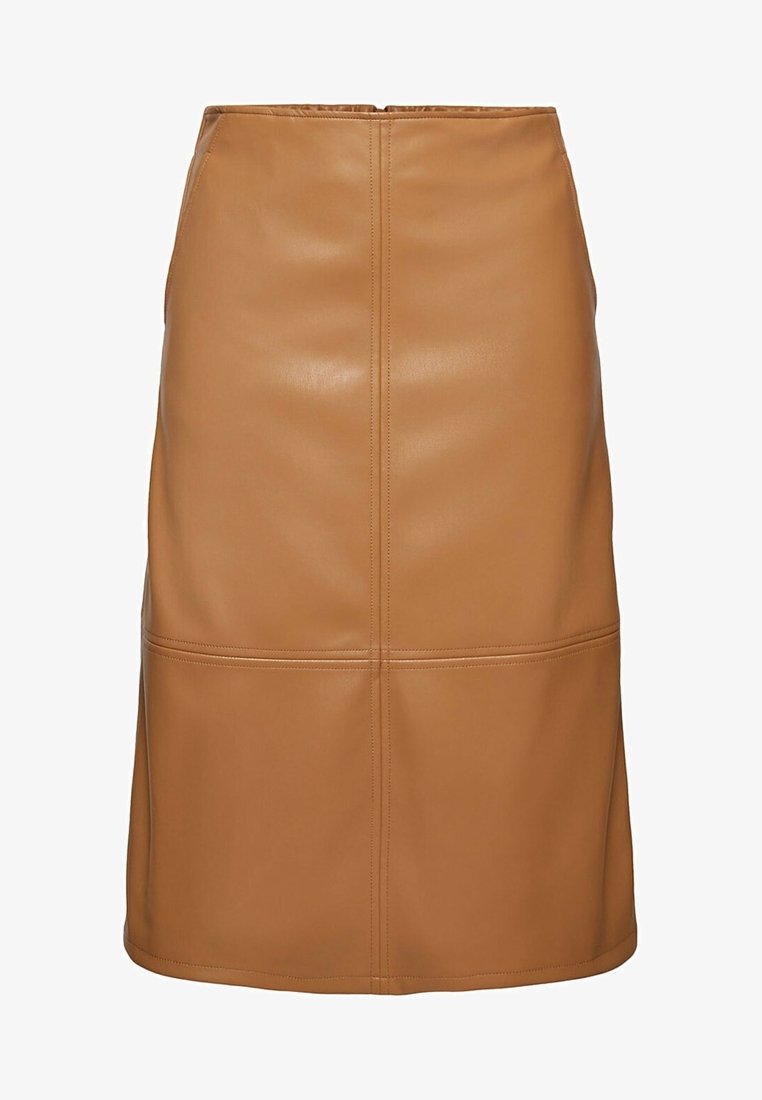 Jupe midi en simili cuir beige avec des détails de coutures verticales et horizontales visibles, coupe droite et texture lisse.