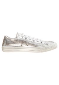Metallisch silberner Sneaker mit strukturiertem, faux Schlangenledermuster, weißen Schnürsenkeln, Gummisohle und klassischem, rundem Zehendesign.