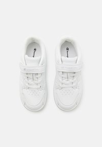 Baskets blanches en cuir et en matériau synthétique, avec un bout rond, un laçage à l'avant, une sangle en Velcro et des détails perforés.