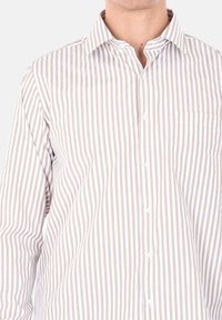 Camicia button-up con strisce verticali in marrone chiaro e bianco. Presenta un colletto classico, maniche lunghe e una tasca sul petto.