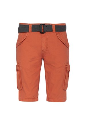 Bermuda cargo orange rouille avec plusieurs poches à rabat et une ceinture en tissu noire avec une boucle noire, vu de face.