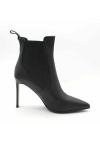 Czarne botki za kostkę wykonane ze skóry i elastycznego materiału, z ostrym noskiem i wysokim obcasem w stylu stiletto. Gładka faktura z minimalną ilością przeszyć.