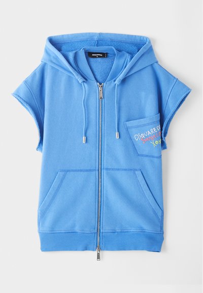 Blaues Zip-Hoodie-Weste aus weichem Stoff, mit einer Vordertasche, kurzen Ärmeln und gesticktem Text auf der Brust.