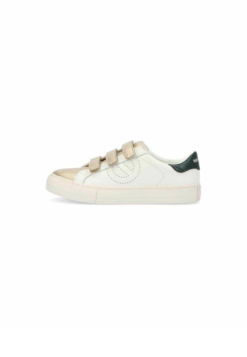 Witte sneaker met een glanzende gouden neuskap, beige klittenbanden, groene leren hakaccenten en een geperforeerd ontwerp aan de zijkant. Platte rubberen zool.