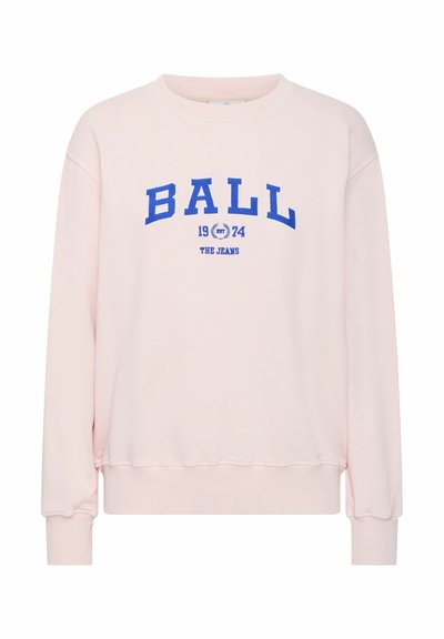 Světle růžová mikina s kulatým výstřihem, žebrovanými manžetami a lemem. Obsahuje modrou tištěnou grafiku, která zahrnuje text 'BALL 1974 THE JEANS.'