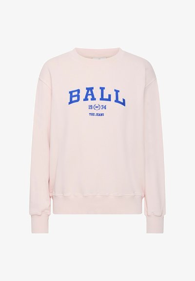 Felpa rosa chiaro con colletto giro e polsini e fondo a costine. Presenta una grafica stampata blu che include 'BALL 1974 THE JEANS.'
