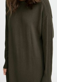 Maglione a girocollo di colore verde oliva, lavorato a maglia, con dettagli a coste sulle maniche e una vestibilità comoda. Texture morbida con un design minimale.