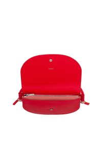 Borsa a mano in pelle rossa con parte superiore arcuata, compartimento con zip e bottone di chiusura. L'interno presenta una texture liscia e un dettaglio con logo.