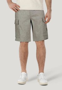 Shorts cargo in tessuto grigio chiaro con finitura testurizzata. Caratterizzati da tasche laterali e una vestibilità comoda, abbinati a sneaker bianche.
