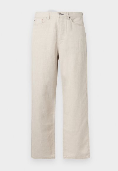 Jean beige à jambes droites avec cinq poches, passants pour ceinture, fermeture avant par bouton et zip.
