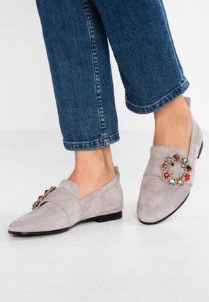 Graue Wildleder-Slipper mit einer dekorativen Blumenapplikation aus bunten Steinen. Abgerundete Spitze und niedriger schwarzer Absatz.