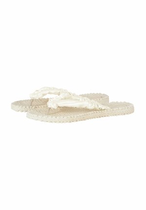 Beige vævede flip-flop sandaler med polstrede, rynkede stofremme, vist på en hvid baggrund.